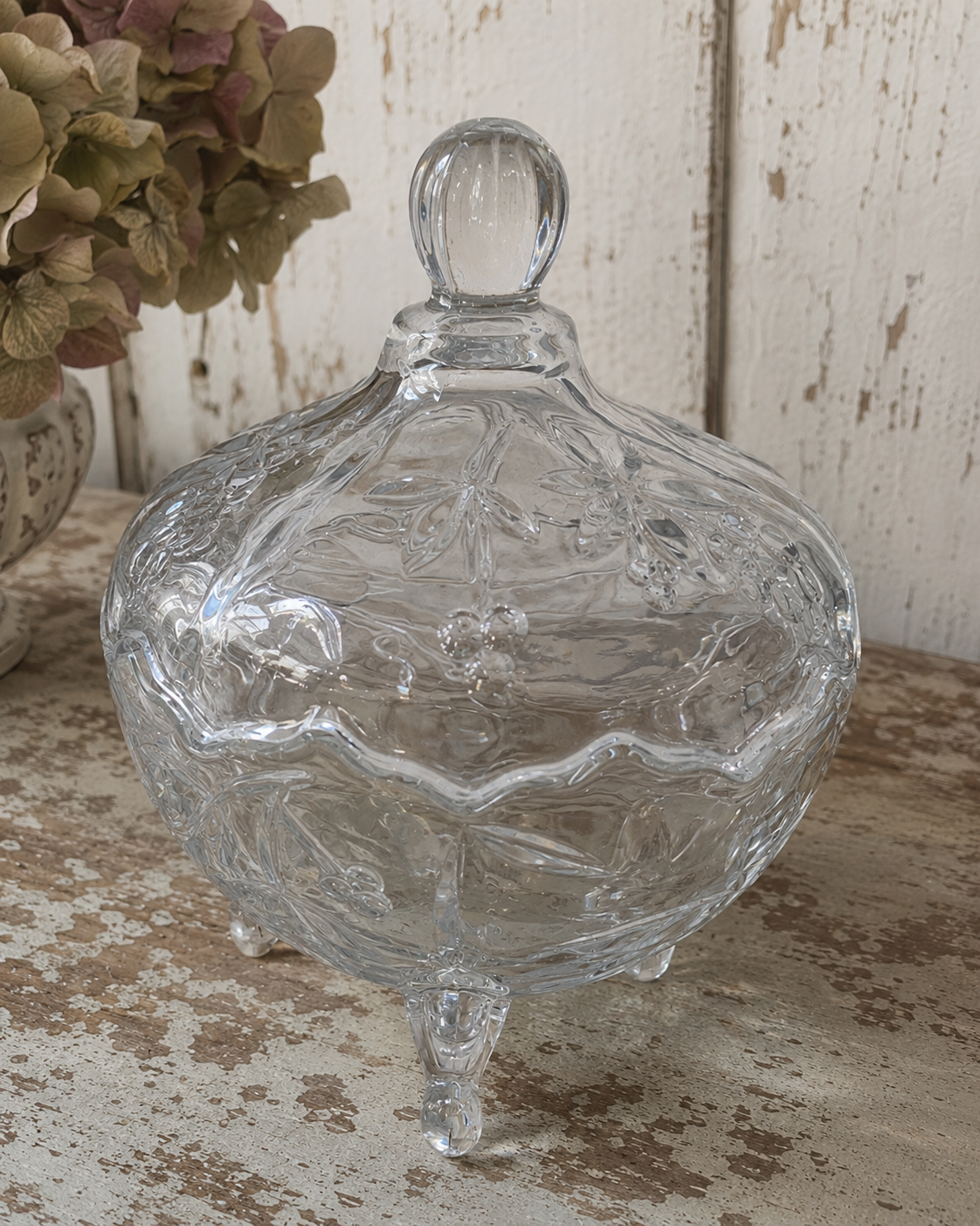 4ca20f_2662043c9e63429187f9333370e74b20mv2.png Bonbonnière en verre avec motifs floraux et couvercle