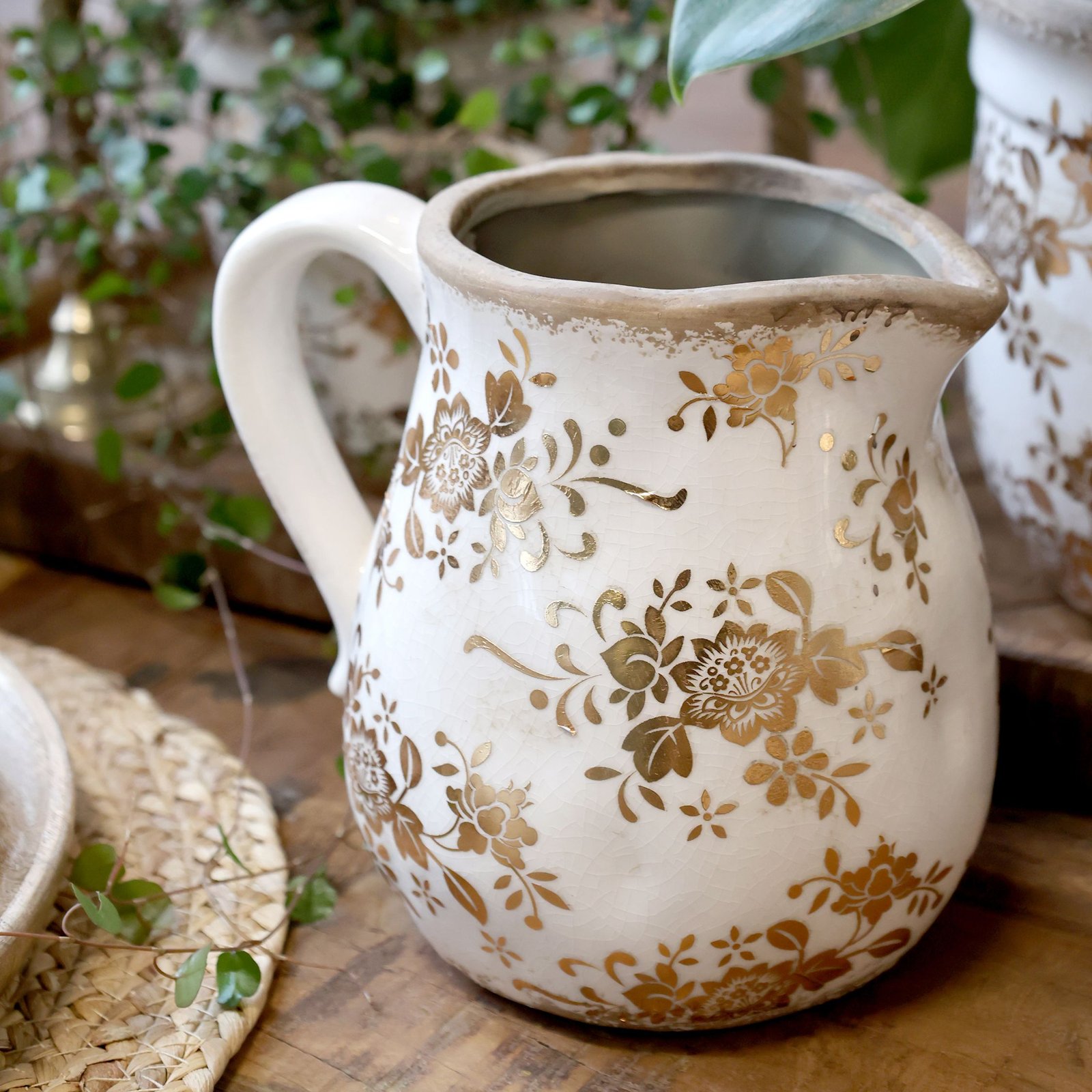 4ca20f_33a63c9f861e4c1e95df4226c450fb98mv2.jpg 🌿 Pichet fleuri doré – Élégance vintage – Image 3