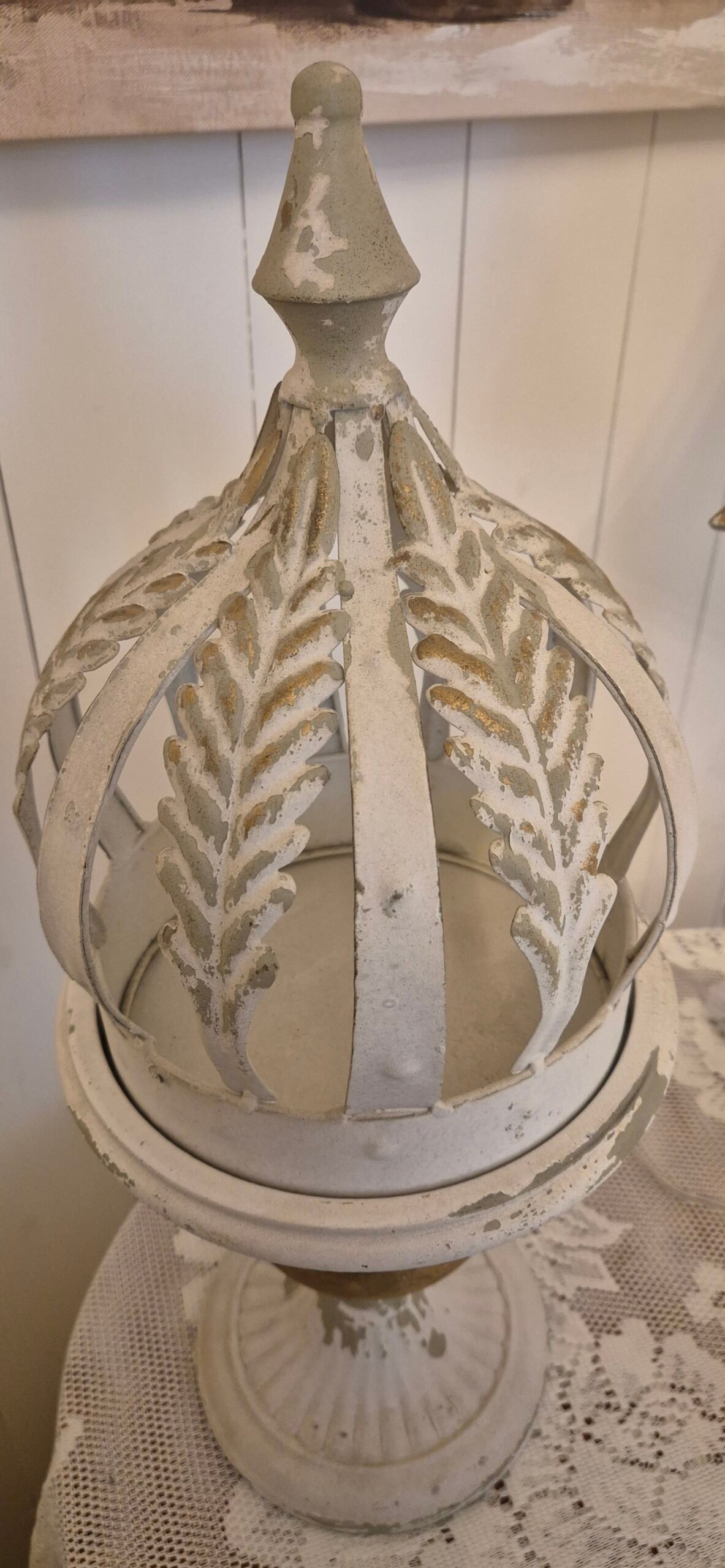 4ca20f_a2b98d4d37f94e7686c07efe8ecd97d8mv2.jpg Couronne décorative sur pied – Image 6