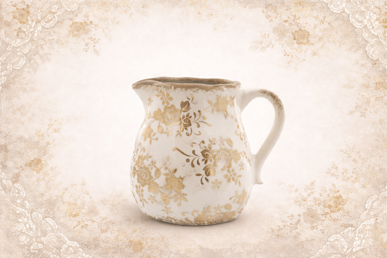 4ca20f_b6c8023e2713483aab8d98b13bbf1559mv2.png 🌿 Pichet fleuri doré – Élégance vintage
