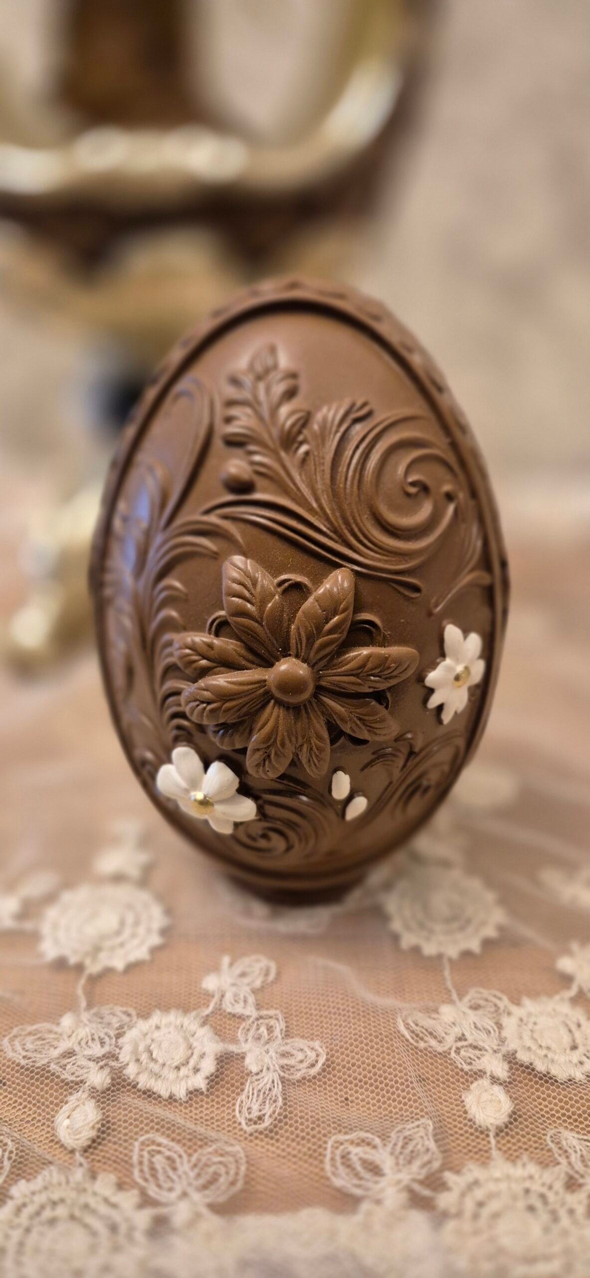 4ca20f_fdf568a659e644c895bc77df6c9f6139mv2.jpg Œuf décoratif imitation chocolat – Image 2